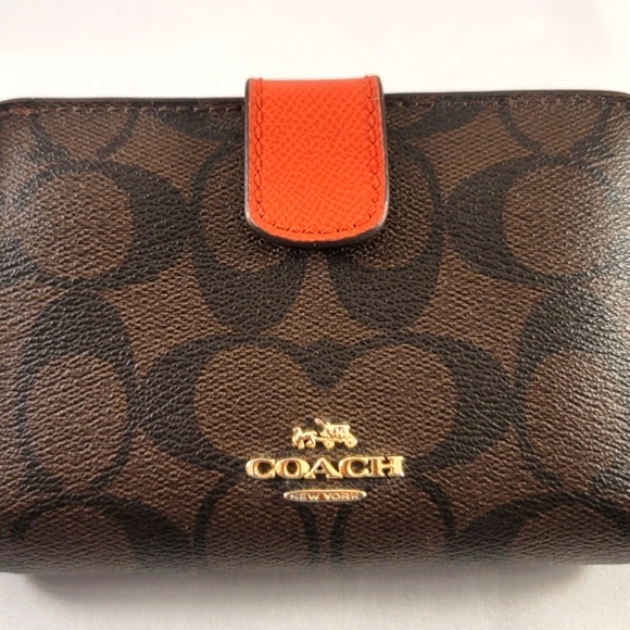 Medium Corner Zip Wallet In Signature Canvas - Picture 2 of 6